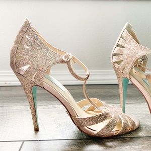 BETSEY JOHNSON GOLD SPARKLE HEELS 7.5